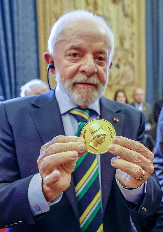 Em 400 anos de história só dois brasileiros receberam homenagem da Academia Francesa. Lula e Dom Pedro II.
