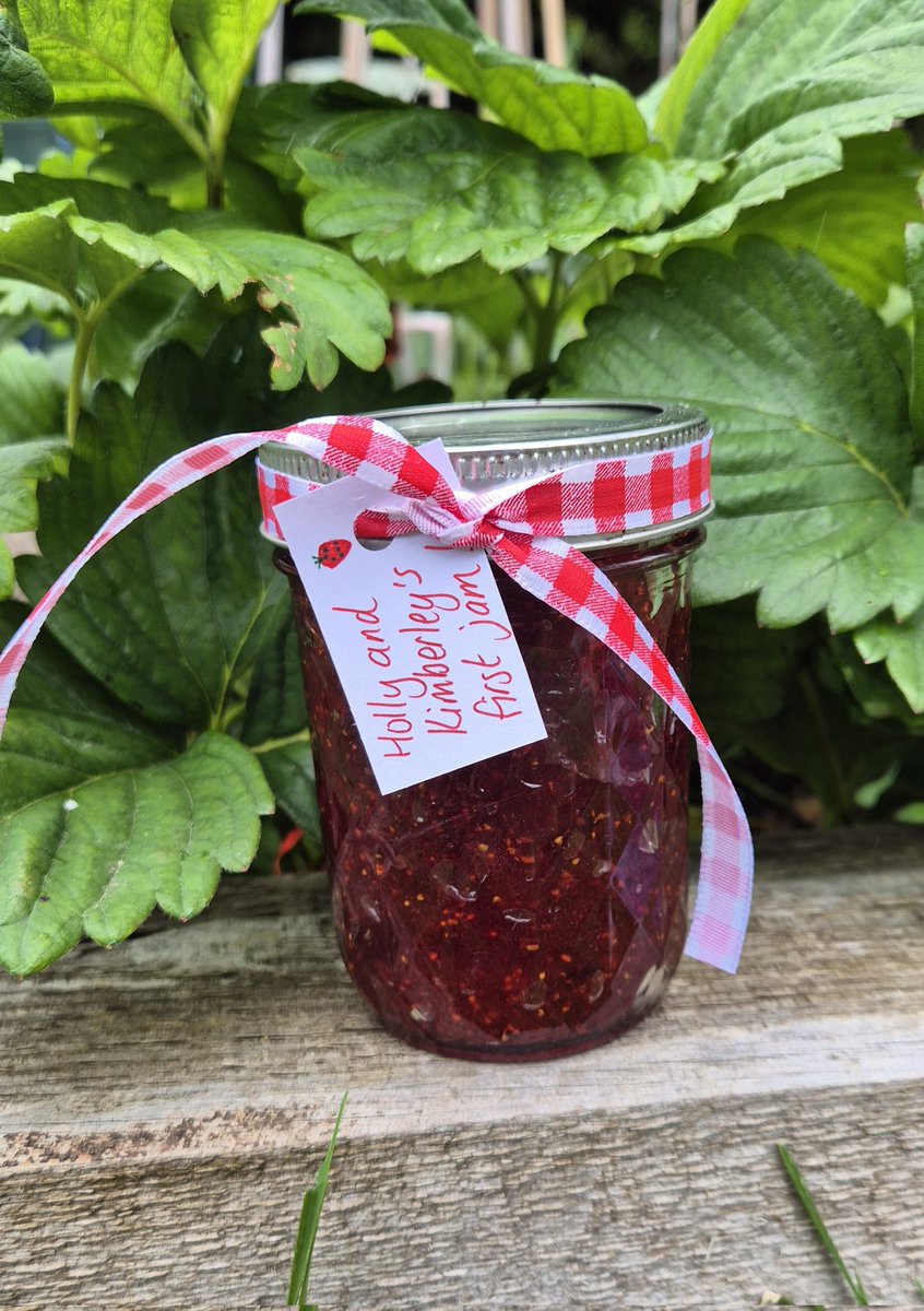 My daughter and I made strawberry jam! From home grown strawberries!
🍓🍓🍓🍓