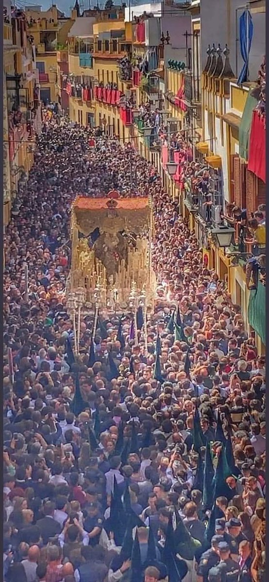 Los viernes santos en la Macarena, nos dejan estampas como esta
