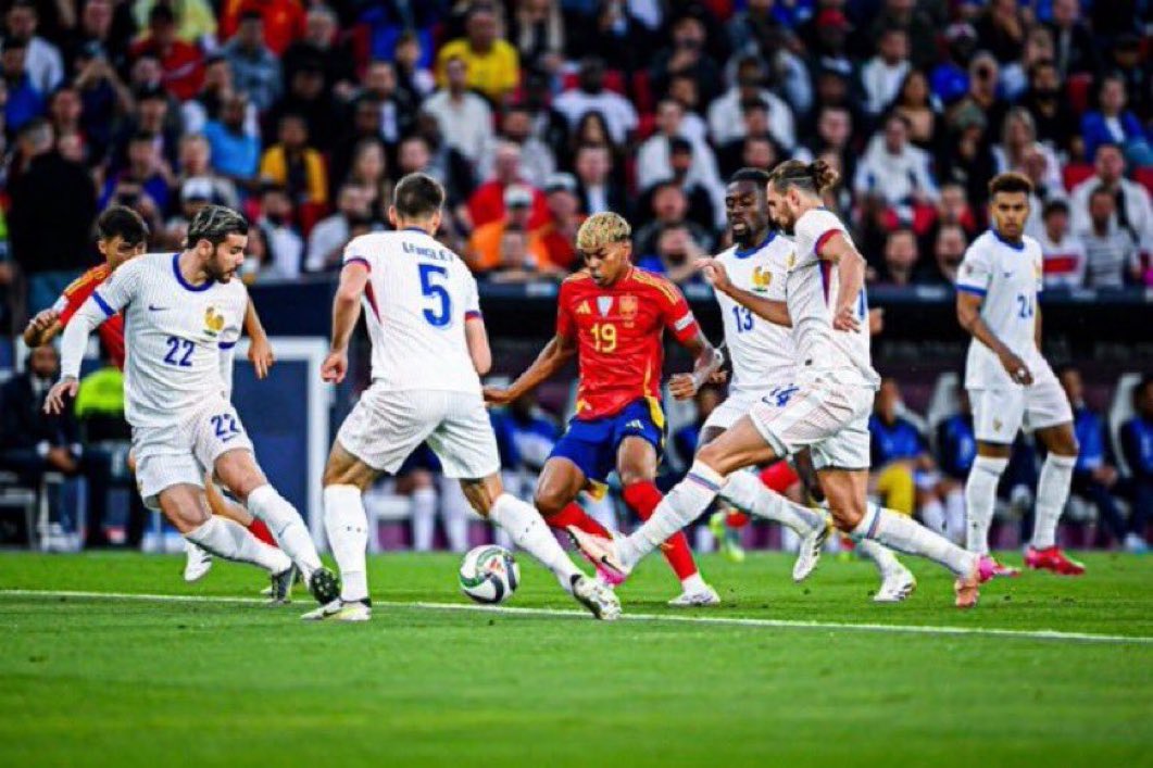 España reventado al equipo que tiene al mejor jugador de la liga, al mejor jugador de la Champions y al futuro Golden boy. 

Lo que hace el marketing. (La humillación es histórica).