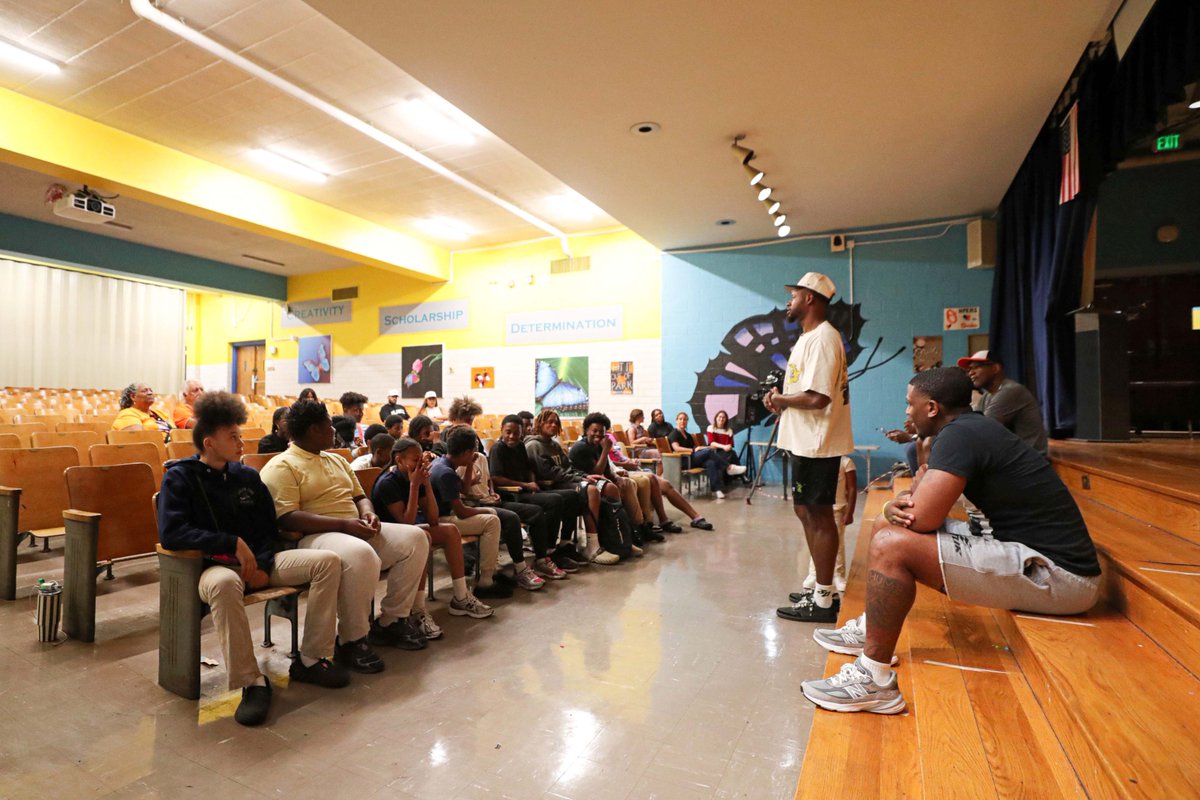 OsCommunity's tweet image. Baltimore native and Miami Heat player Haywood Highsmith visited Harlem Park Elementary Middle School to meet their boys and girls basketball teams today!