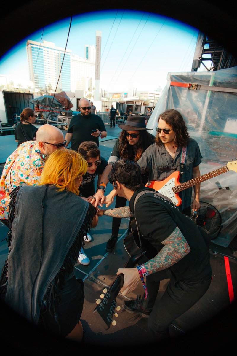 dashboardmusic's tweet image. Hands Down &amp;gt; Hands Up