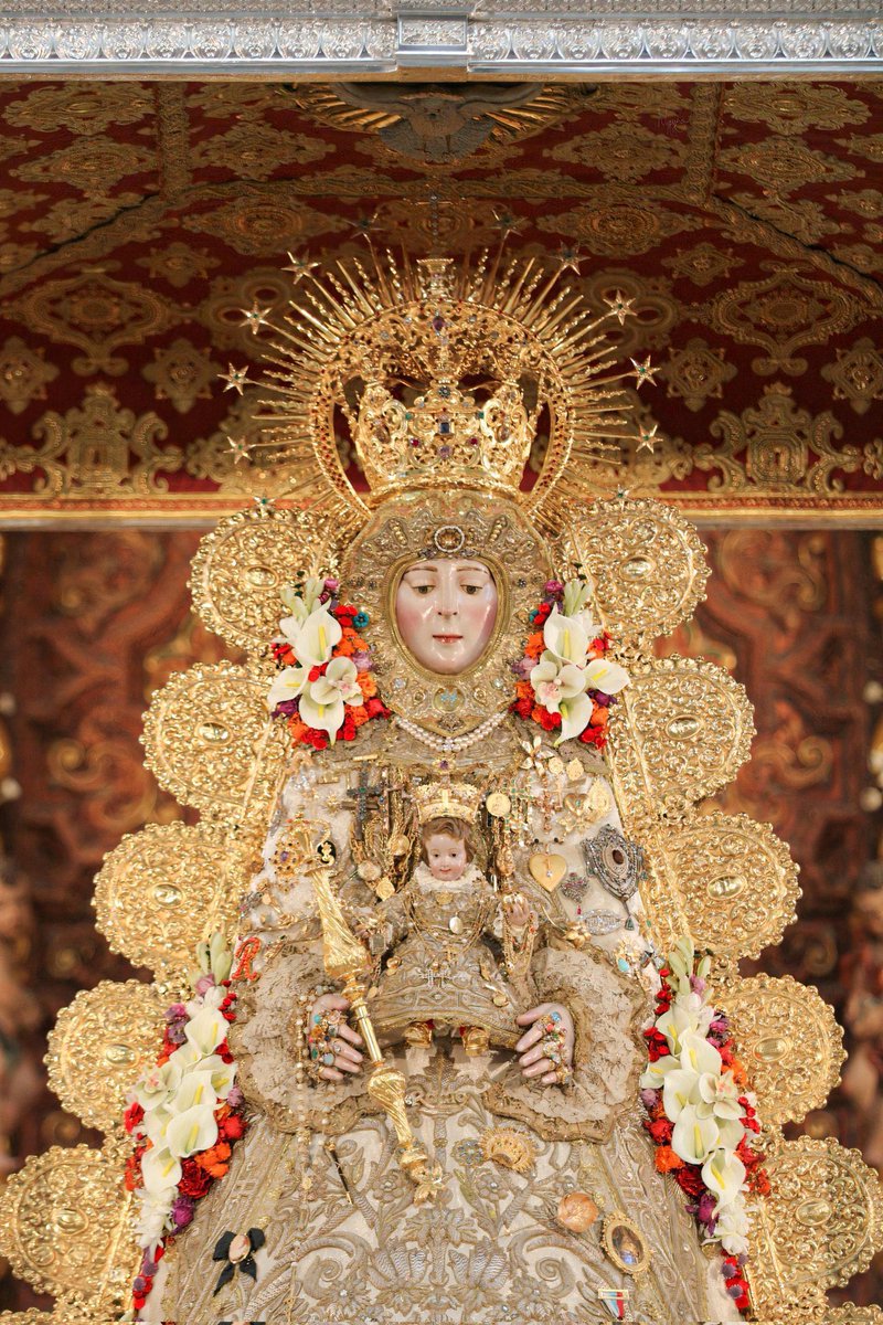 Nos enseñó a quererte, te defiende sobre su vida, ahora la deuda es tuya.
En tus manos está Madre