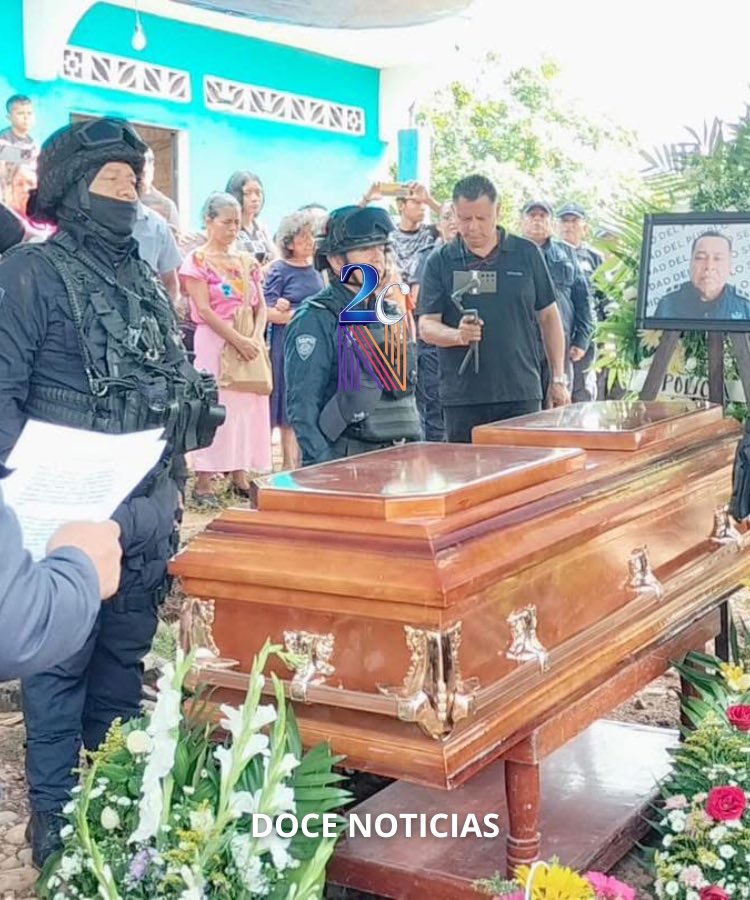 2CNews_'s tweet photo. 🔴🔴 Despiden en Tapachula a policía caído en Frontera Comalapa 🔴🔴

Tapachula, Chiapas.– Con honores y su último pase de lista, fue despedido Joel Martínez Pérez, uno de los cinco policías estatales que perdieron la vida en un ataque armado en el ejido El Sabinito, Frontera Comalapa.

En su domicilio en la colonia Jardines de Chiapas, familiares, amigos y compañeros le rindieron homenaje. Martínez tenía 31 años de servicio y estaba por jubilarse. Deja cuatro hijos, tres de ellos menores de edad.

El gobierno estatal entregó un reconocimiento a su familia y reiteró su compromiso de hacer justicia.

#Chiapas #Tapachula #FronteraComalapa #PolicíaEstatal #Justicia