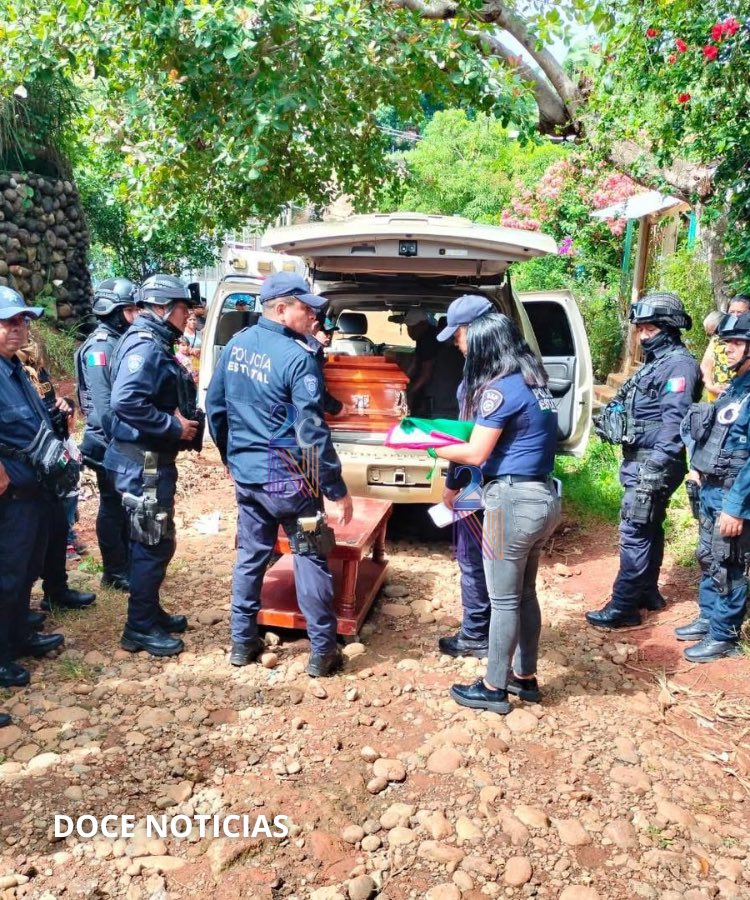 2CNews_'s tweet photo. 🔴🔴 Despiden en Tapachula a policía caído en Frontera Comalapa 🔴🔴

Tapachula, Chiapas.– Con honores y su último pase de lista, fue despedido Joel Martínez Pérez, uno de los cinco policías estatales que perdieron la vida en un ataque armado en el ejido El Sabinito, Frontera Comalapa.

En su domicilio en la colonia Jardines de Chiapas, familiares, amigos y compañeros le rindieron homenaje. Martínez tenía 31 años de servicio y estaba por jubilarse. Deja cuatro hijos, tres de ellos menores de edad.

El gobierno estatal entregó un reconocimiento a su familia y reiteró su compromiso de hacer justicia.

#Chiapas #Tapachula #FronteraComalapa #PolicíaEstatal #Justicia