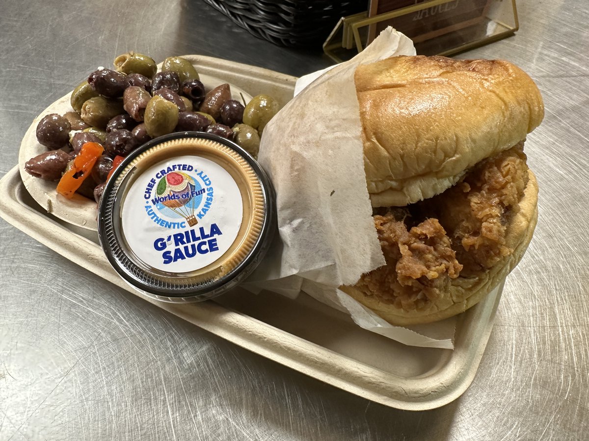 FUNFoodBlog's tweet image. Love that #WorldsofFun kept the 50th anniversary chicken sandwich at G'rilla Grill. With an emblazoned logo on bun, served with slaw, crispy onions and sharp cheddar cheese spread.