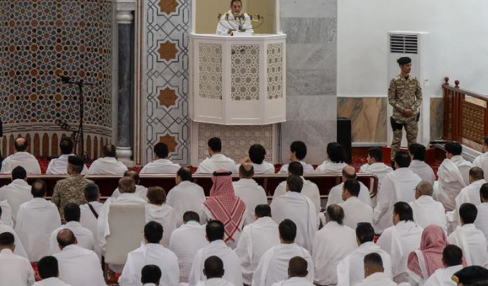 أكبر إنجاز حققته الأمة الإسلامية في #يوم_عرفة، وهو يوم اجتماعها السنوي في أقدس المشاعر، هو دعاء خطيب مسجد نمرة بالفرج لأهل فلسطين (بدون تسمية غزة)، ثم إلحاق هذا الدعاء المتلعثم بالدعاء الصريح لولاة أمور المسلمين مع تخصيص ولي أمر السعودية بأفضل الدعوات.
يأتي هذا في ظل انقلاب عالمي