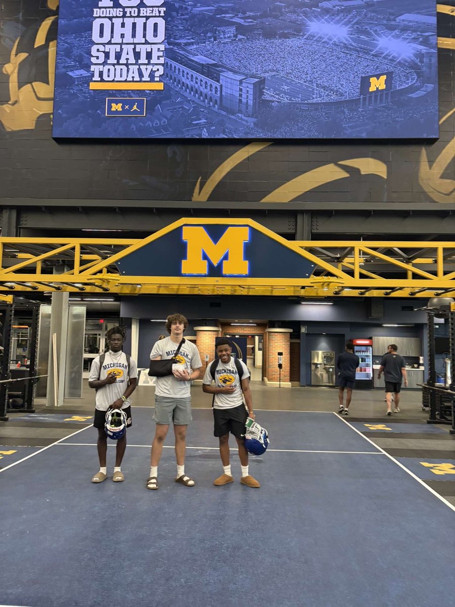 AccelusJoseph's tweet photo. Had a great time at camp at the university of @UMichFootball can’t wait to be back in the fall!! @CoachTonyAlford @Ajonesz9 @Coach_SMoore @ChipLindsey11 @247Wolverine #michiganwolverines @BilliesFootball #BTB #GIG https://t.co/psxoq9DvK9