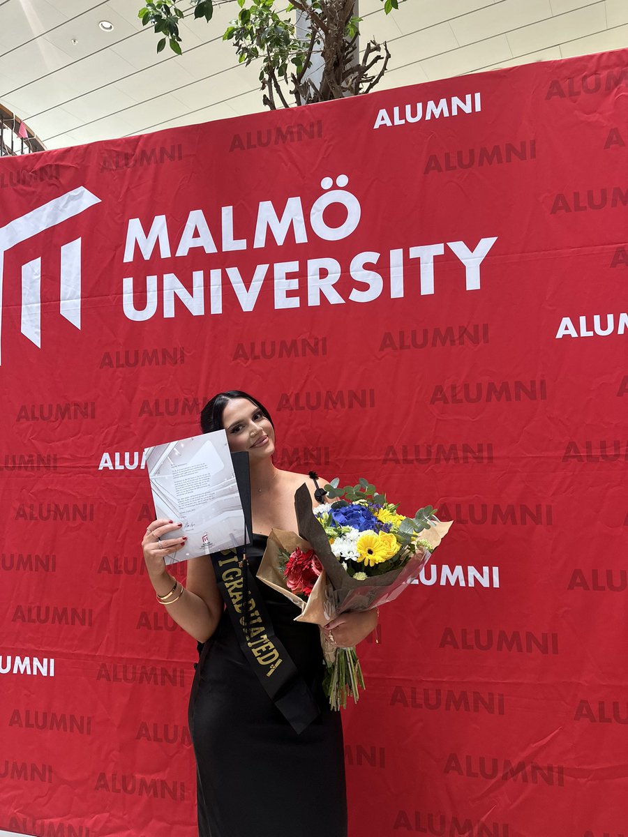 Well with a little change in my education I finally graduated Global political studies, with the orientation diversity studies 🤍👩🏻‍🎓 <a href="/esbilgic/">Esra Bilgiç</a> your girl did it🤍