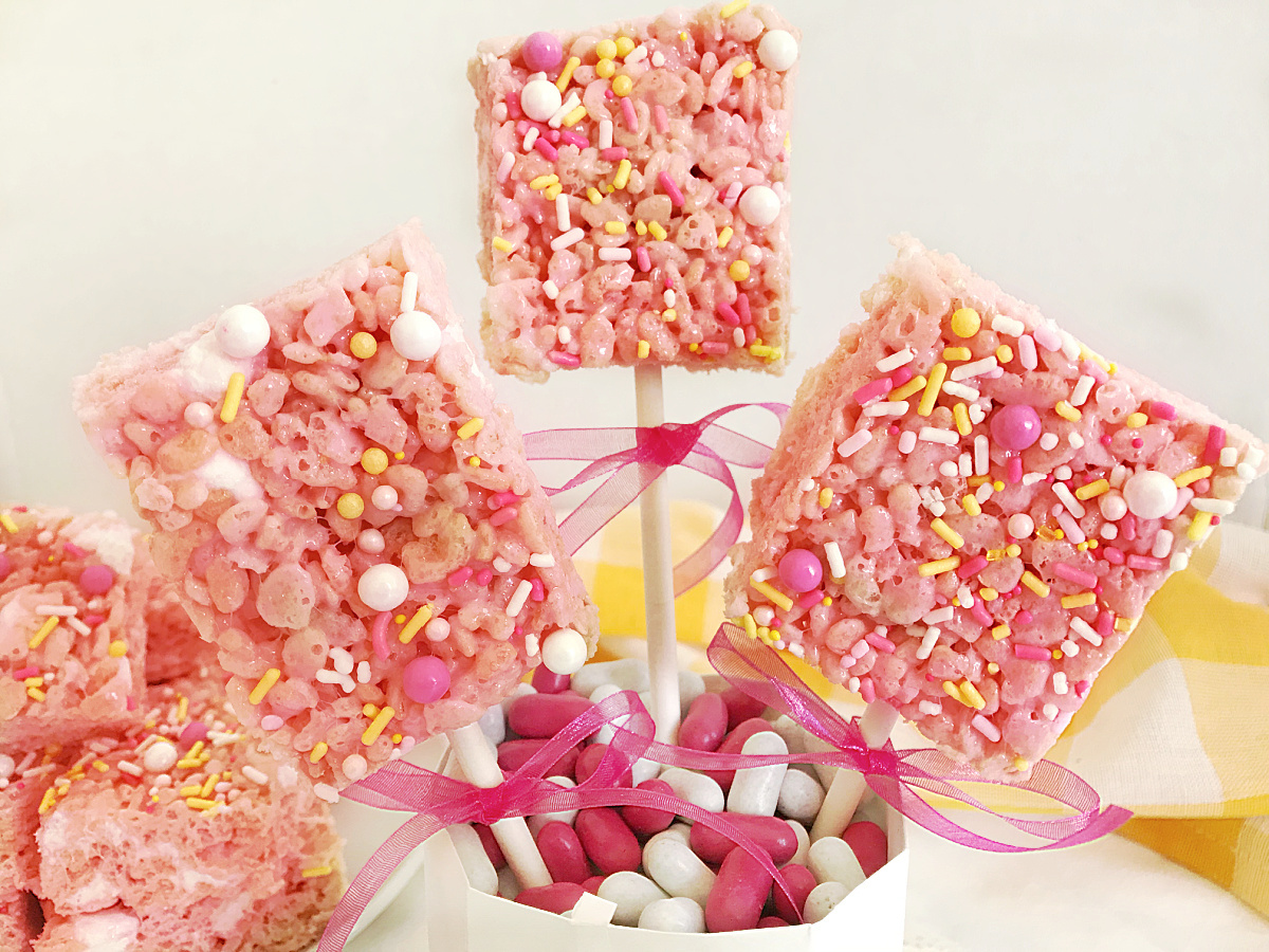 Brighten your snack time with Pink Lemonade Rice Krispie Treats! No bake, perfect for summer. #NoBakeDesserts #RiceKrispiesTreats blogghetti.com/pink-lemonade-…