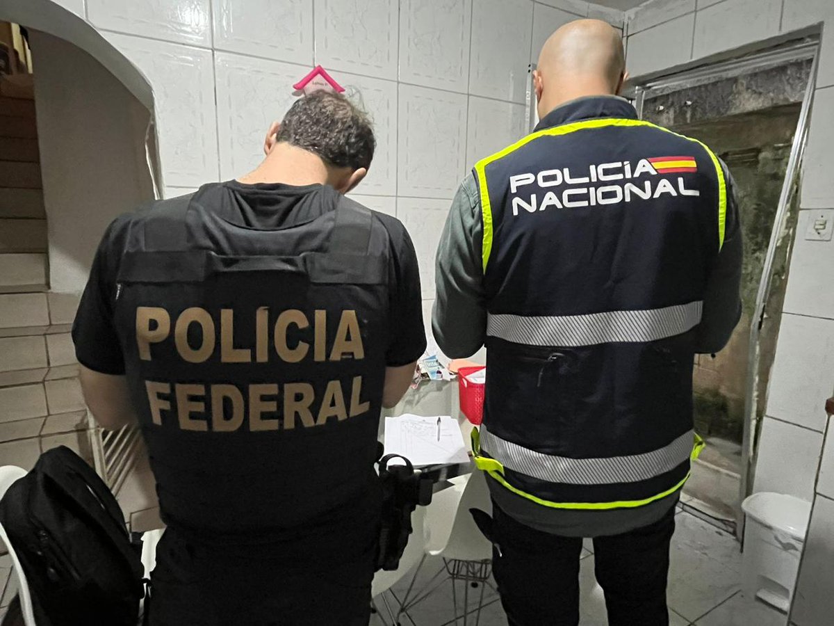 AMERIPOL (@ameripolorg) on Twitter photo El #CTT de #AMERIPOL, junto a <a href="/policiafederal/">Polícia Federal</a> y autoridades de 🇨🇴 🇩🇴 🇪🇸, desarticula red criminal que reclutaba migrantes y usaba documentos falsos para cruzarlos ilegalmente a Europa.
Cooperación internacional al servicio de la seguridad y los DD. HH.
🔗acortar.link/pkcghB El #CTT de #AMERIPOL, junto a <a href="/policiafederal/">Polícia Federal</a> y autoridades de 🇨🇴 🇩🇴 🇪🇸, desarticula red criminal que reclutaba migrantes y usaba documentos falsos para cruzarlos ilegalmente a Europa.
Cooperación internacional al servicio de la seguridad y los DD. HH.
🔗acortar.link/pkcghB