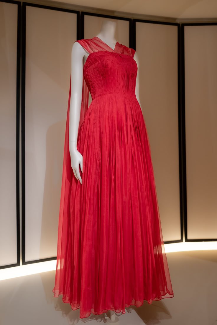 bowjtl's tweet photo. is this 1970-1 Chanel red silk chiffon evening dress. Coco Chanel died in 1971, so this dress, a part of the collection that was shown 2 weeks after her death, is an example of one of her last works. She designed up until the end https://t.co/eT9CcRBT7P