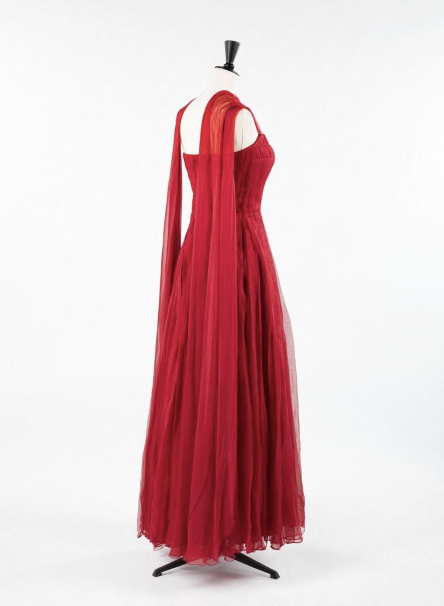 bowjtl's tweet photo. is this 1970-1 Chanel red silk chiffon evening dress. Coco Chanel died in 1971, so this dress, a part of the collection that was shown 2 weeks after her death, is an example of one of her last works. She designed up until the end https://t.co/eT9CcRBT7P