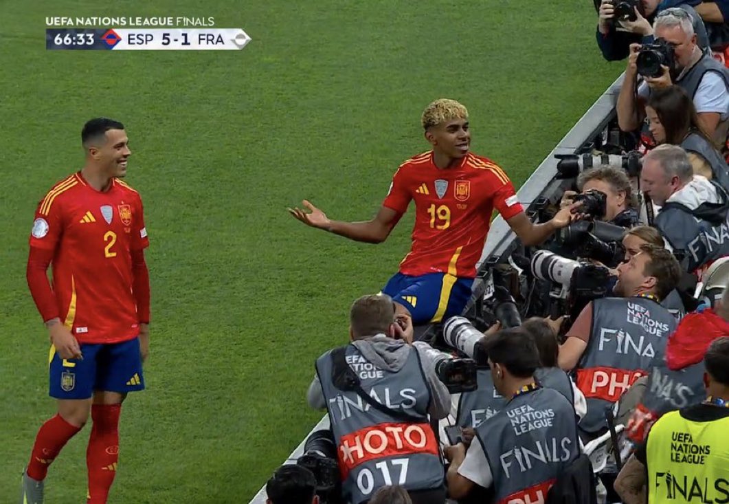 Lo de Lamine es una putísima barbaridad, es top 3 jugadores del mundo sin duda. Cómo me alegro que eligiera jugar con nosotros. Con el Barça no le soporto pero cómo me lo gozo con España.