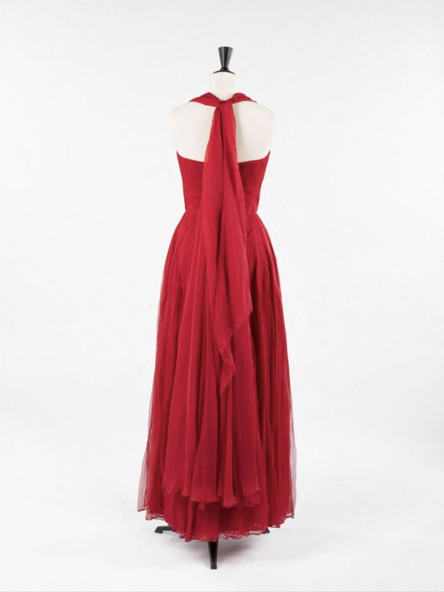 bowjtl's tweet photo. is this 1970-1 Chanel red silk chiffon evening dress. Coco Chanel died in 1971, so this dress, a part of the collection that was shown 2 weeks after her death, is an example of one of her last works. She designed up until the end https://t.co/eT9CcRBT7P