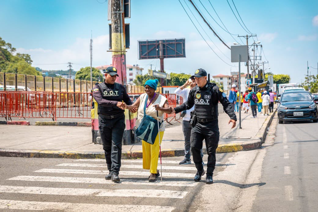 aquilismo's tweet photo. Para el partido entre Ecuador y Brasil, el Municipio de Guayaquil ha activado un operativo con más de 250 funcionarios:

@segura_ep aportará 106 agentes; además, 83 evaluadores monitorearán el desarrollo del evento desde el Centro de Operaciones mediante videovigilancia, y se contará con vehículos de respuesta inmediata.

@ATMGuayaquil desplegará 60 agentes para cierres viales y desvíos.

La Dirección de Salud activará 7 grupos de emergencia y brindará apoyo logístico en puntos clave.

El contingente estará presente antes, durante y después del partido.

@aquilesalvarez