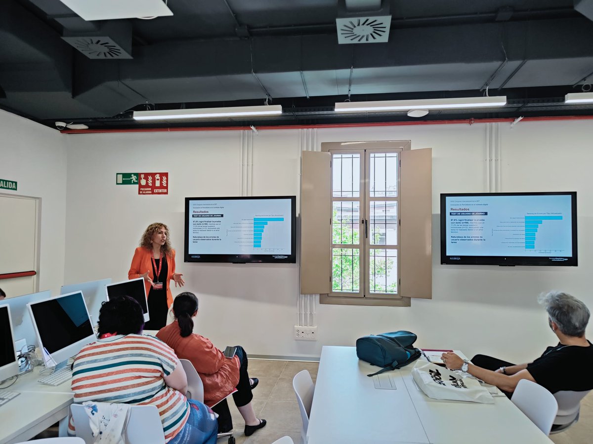 cibermarikiya's tweet image. Con los mejores compis de comunicación (@HadaMSG ) y de mesa. Muchos, amigos como @ProsumidorSoc y Ana Zafra (ex-alumna de #periodismoUMA y compi de @desinfoAND).