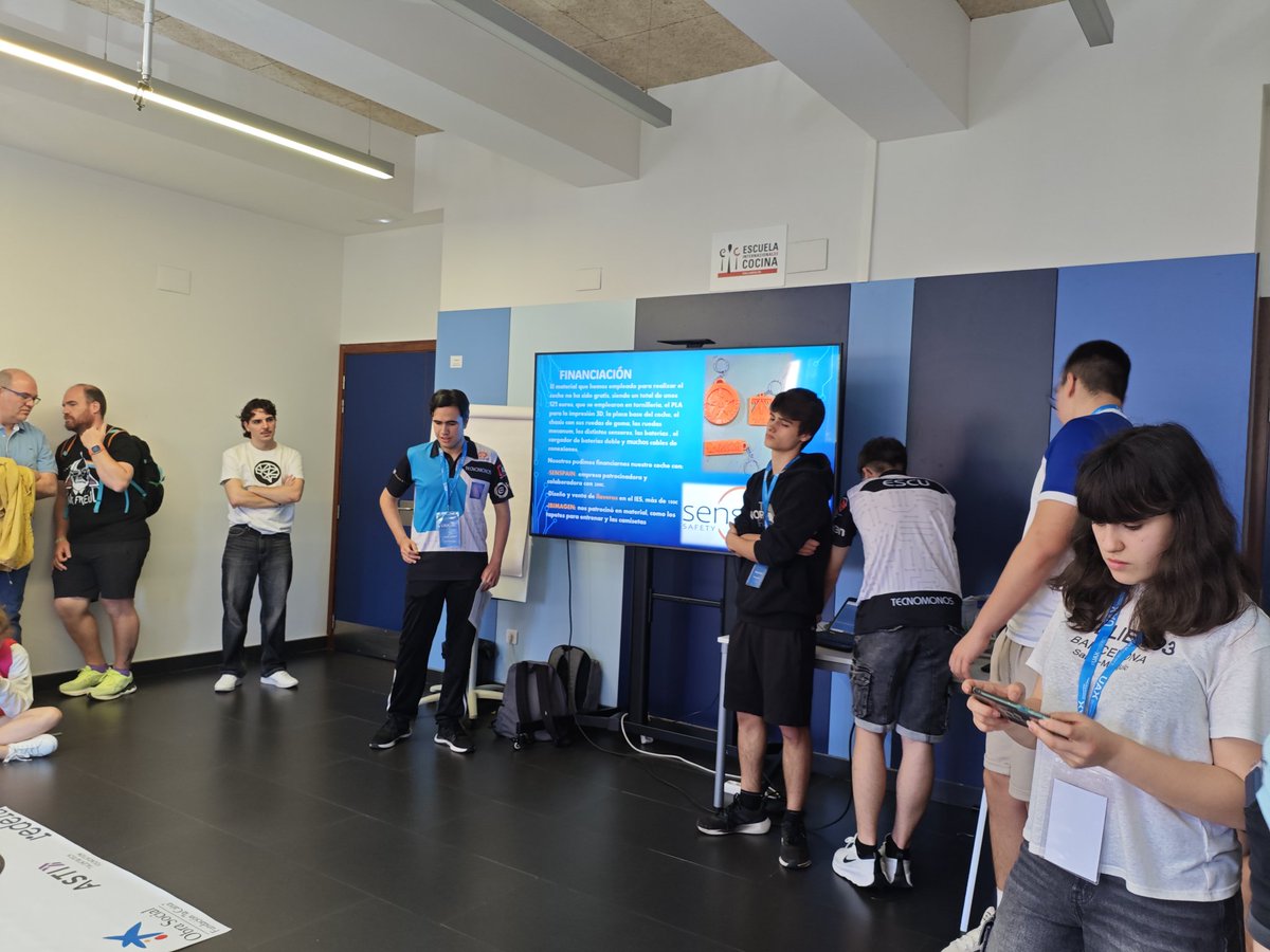 Nuestros alumn@s de Tecnología e Ingeniería muestran sus robots del desafío AstiRobotic a los asistentes de la 1Feria #MiniGenIA celebrada en <a href="/valladolidai/">@ValladolidAI</a>. Esfuerzo, trabajo en equipo, perseverancia....pero sobre todo ilusión. Magnífica jornada hemos pasado con <a href="/Spain_AI_/">Spain AI</a>