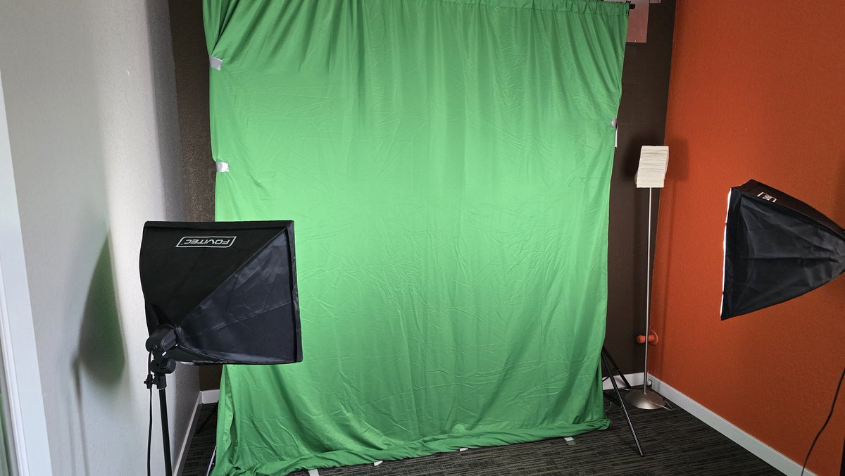 We got some updates to the Hub for  today's TT! Smash stream has comm cams now &amp; from now on, our Champion belt pics will be taken proper Esports style on our new Green screen! Trying to keep on making this space better and better for everyone who presses buttons
#FGC #WISMASH