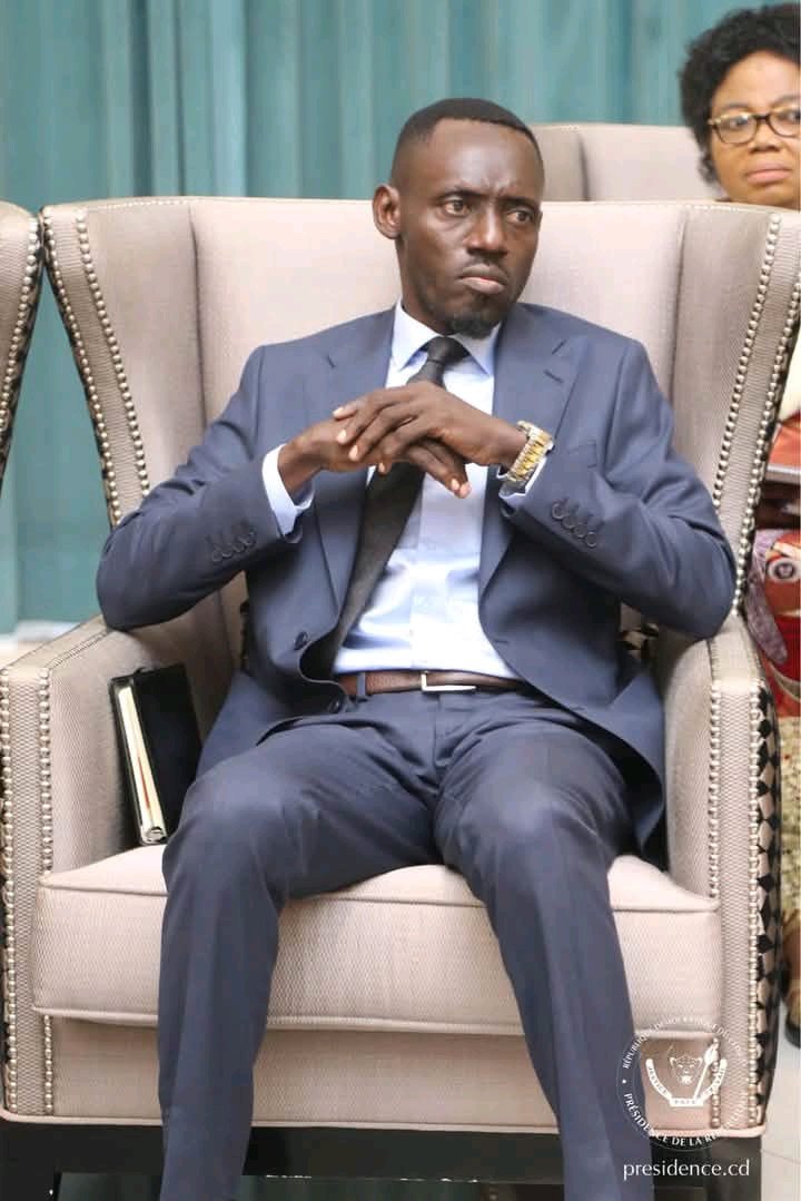 Situation 21h20 

Prince epenge ! 

Poids : 49Kg 
Teint : Noir 
Mpesa Fc : Rallonge 1750Fc 
Mpesa USD : 0 USD 
Equity : Bloqué 
Voiture : pas de climatisation,  moteur début crachement. 
État civil : célibataire 

Rendez-vous dans un mois 
🤣🤣🤣🤣🤣🤣🤣