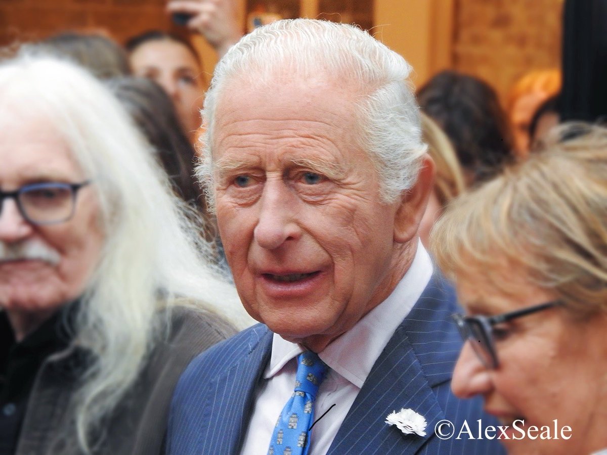 My photos of His Majesty The King  meeting members of the local community at Old Spitalfields Market. 
#KingCharles #KingCharlesIII #London #Londres #RoyalFamily