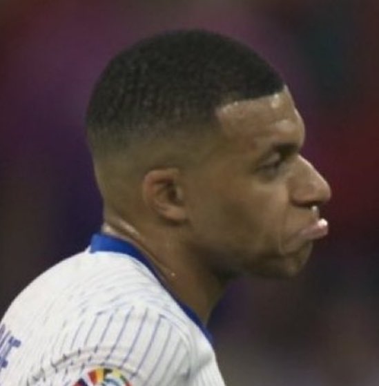BarcaDepressaoo's tweet photo. Primeiro caso em que o pai é mais novo que o filho https://t.co/3MraS0vI4P