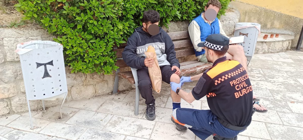 PCivilBurgos's tweet photo. Dia de #CaminodeSantiago.
Asistimos a un peregrino con problemas de rodilla.
Avisamos☎️ a @jcyl de desperfectos en la señalización ➡️⏪
#Burgos #IterodelCastillo https://t.co/bbeRy1zG64