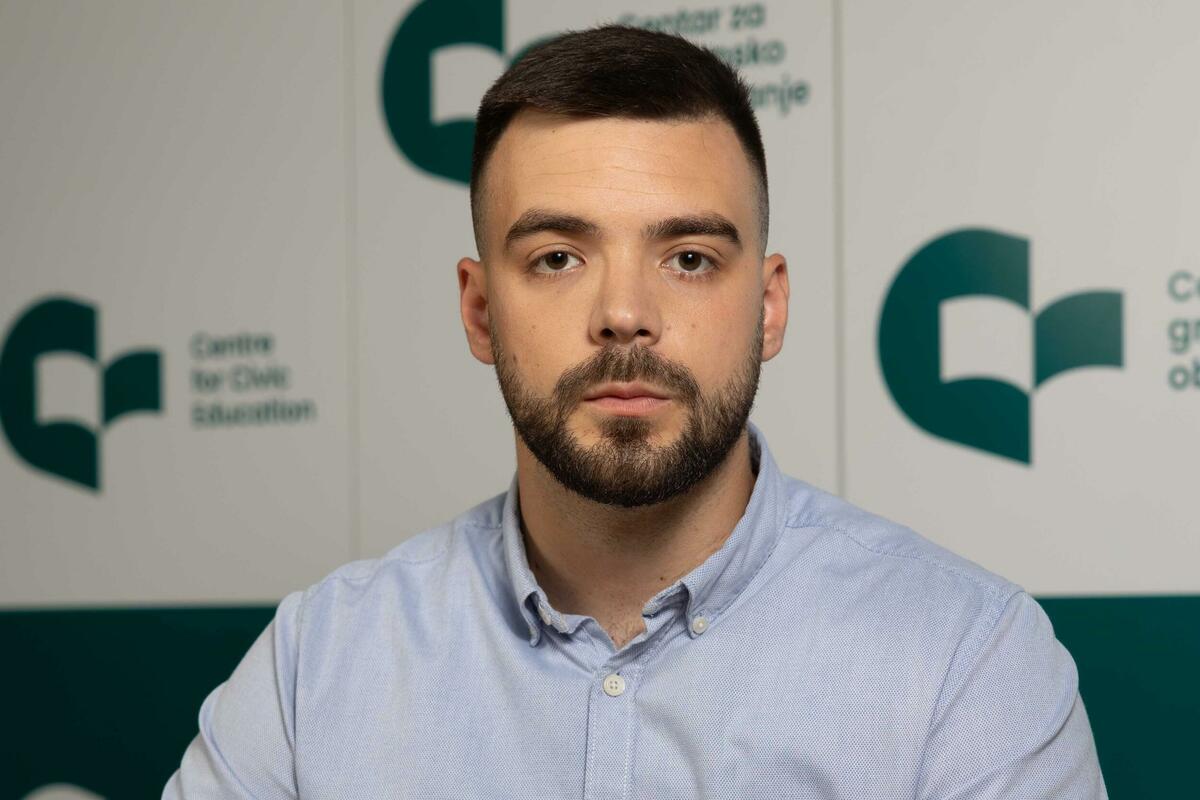 📌 "Istorijska većina" je mit za javnost, a ne stvarna politička snaga, kazao je Nikola Obradović iz #CGO za <a href="/Dnevne_DAN/">Dan</a>.
 "Taj savez postoji samo na papiru. Bez vizije, platforme, povjerenja – povezuje ih isključivo strah od gubitka vlasti i interesna računica, " pojašnjava on.