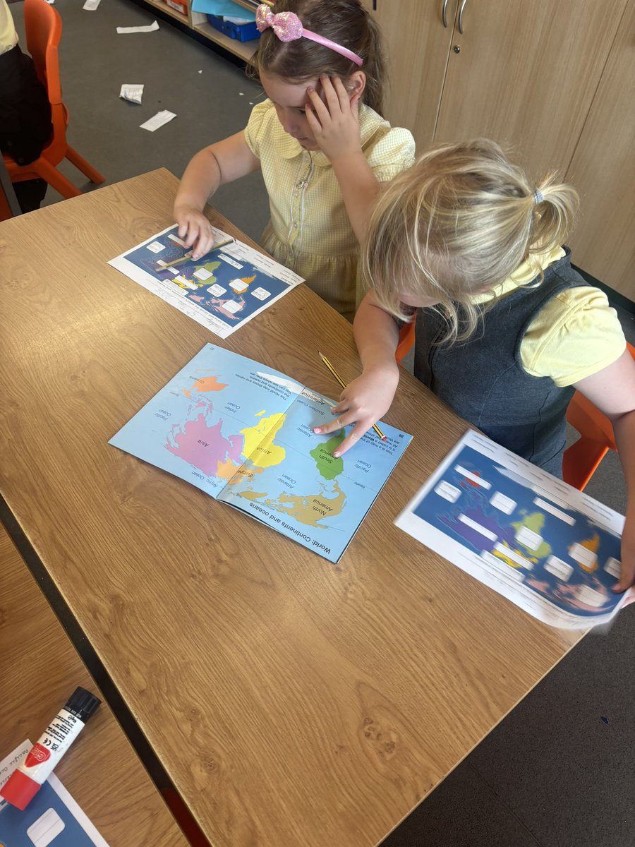 EastfieldPSHull's tweet image. This afternoon in #2CS, pupils used atlases to locate the seven continents and five oceans of the world as part of their geography topic #epsgeography