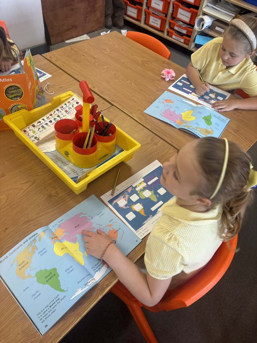 EastfieldPSHull's tweet image. This afternoon in #2CS, pupils used atlases to locate the seven continents and five oceans of the world as part of their geography topic #epsgeography