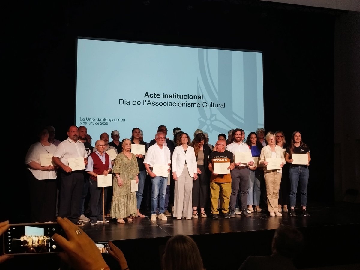 pessebrescat's tweet photo. Avui a l'acte institucional #DASC2025 @cultpopular_cat celebrant l'associacionisme cultural i acompanyant a @pessebrescdv que han rebut el reconeixement pels seus 75 anys
#pessebrisme #somcultura #patrimoni https://t.co/8uZCKAqzLA