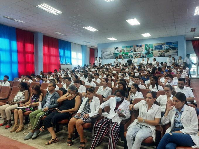 Esta tarde en #PinardelRío directivos de ETECSA intercambian con estudiantes y trabajadores del Hospital León Cuervo Rubio sobre las medidas aplicadas y principales preocupaciones.  #UnidosXCuba