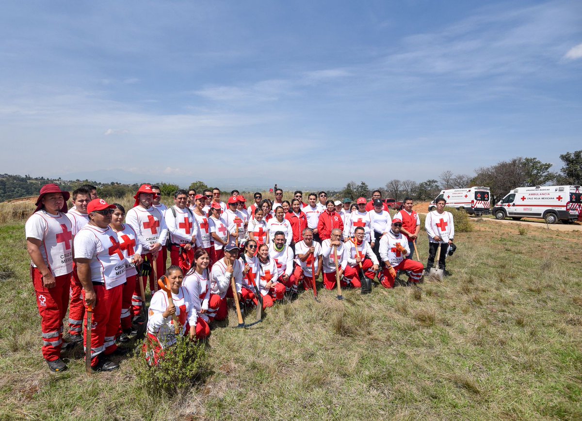 CruzRoja_Edomex's tweet photo. Conmemoramos el #DíaMundialDelMedioAmbiente con restauración hidrológico-forestal de cuencas.

El objetivo fue recuperar la fertilidad de 20 hectáreas de bosque en el predio La Cañada, en #Temoaya.

👇🏽
https://t.co/PLrcMaoYFY https://t.co/nKpDw2dVjU