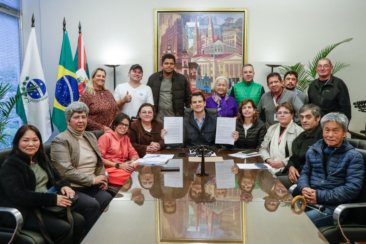 Gestão feita no diálogo! 
Olha aí, recebi em meu gabinete as demandas dos artesãos da nossa feirinha do Largo da Ordem e das feirinhas de bairro. Vamos trabalhar em conjunto para atender todas as solicitações e fortalecer ainda mais nossas feirinhas.