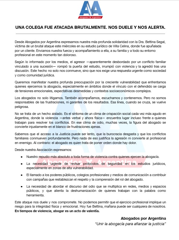 🚨🚨 ATAQUE VIOLENTO CONTA UNA ABOGADA POR SU CLIENTE.

El clima de crispación social es cada vez mas mayor en Argentina. Es necesario bajar la violencia verbal y fisica.
