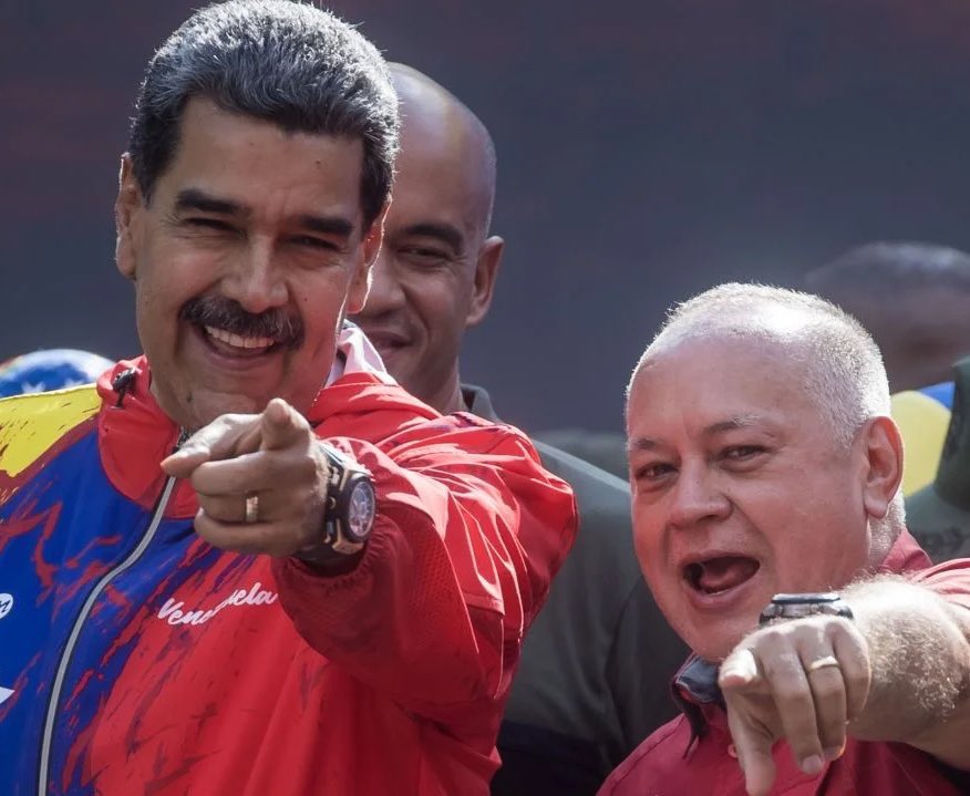 AndVilla1's tweet photo. Los culpables de que tuvieses que buscarte la vida fuera de tu propio país y hacer un futuro lejos de tu familia.

Los culpables de que hoy 9 millones de venezolanos dependan de las leyes migratorias de otros países.

Ellos, los de siempre. Nadie más. https://t.co/Kn7KvKEowc