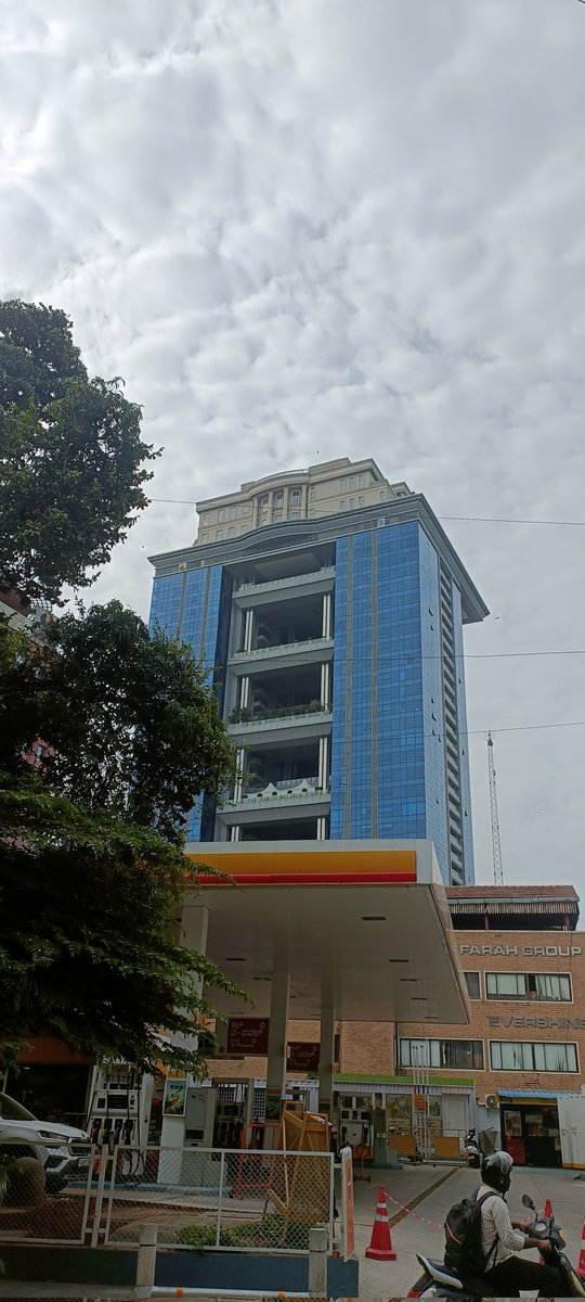 AryanMe77522265's tweet photo. @TheVijayMallya 
Hi Vijay Mallya,
A few days back I went to Bangalore for the first time and i told my friend to take me here only to see your home..and I took a picture.
And now I am  watching your podcast in the cafeteria of the office.. https://t.co/gbbEkWcXsz