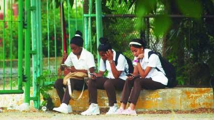 "Etecsa ha tenido encuentros positivos con estudiantes sobre nuevas medidas comerciales, fomentando una interacción franca y respetuosa, a pesar de las preocupaciones existentes. Se busca garantizar la transformación digital y potenciar sus beneficios. #Etecsa #Transformación