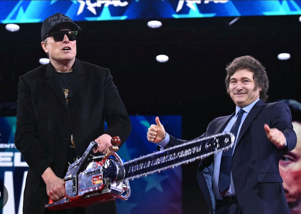 Los que pasan la motosierra a las universidades y pensionados tiene más privilegios con  el Estado, nada extraño.