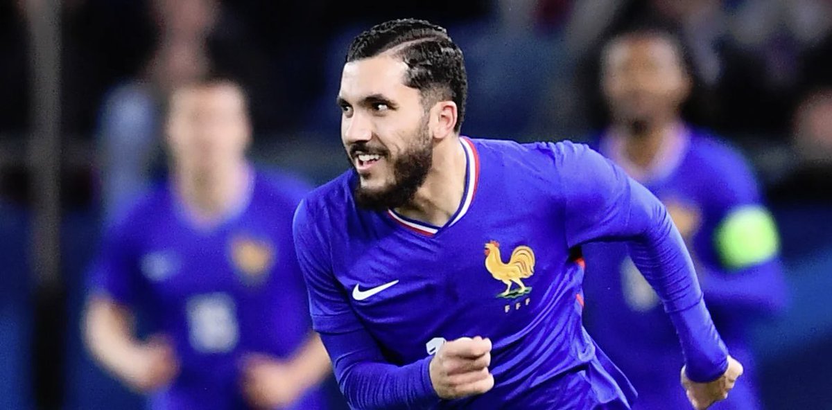 NajimMedini's tweet photo. Cherki c’est ce qu’on appelle une 1ère sélection impactante. Entre la reprise qui brule la rétine, l’avant-dernière passe sur le csc de Vivian, la passe dé sur Kolo Muani. Le talent n’a pas le temps pour le temps. Desfois faut pas attendre, quand le niveau du joueur est évident. https://t.co/QbtmmG7pPz