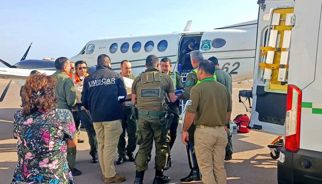 CarabTarapaca's tweet photo. Carabineros de la Zona Tarapacá realizó el traslado aeromédico del sargento 2° Alejandro González Ureta hasta el Hospital de Carabineros, para ser atendido por las lesiones graves sufridas mientras realizaba servicios de tránsito en un evento deportivo en la comuna de Iquique. https://t.co/YCSYjMSHbt