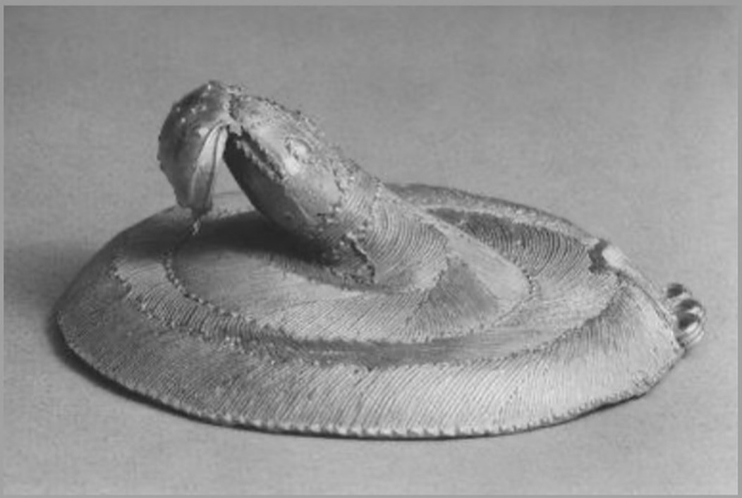 Joe7858Elie's tweet photo. https://t.co/bzQeG9Vgta
Ebrié-tchaman Gold✨snake 🐍 pendant with frog 🐸
Ca. 18th-19th century,
Abidjan, Côte d’Ivoire
Ebrié-Gyaman-Tchaman-Kyaman #ebrie #ebrié #tchaman #gyaman #akanpeople #cotedivoire #Ghana https://t.co/0ikGIcdmdT