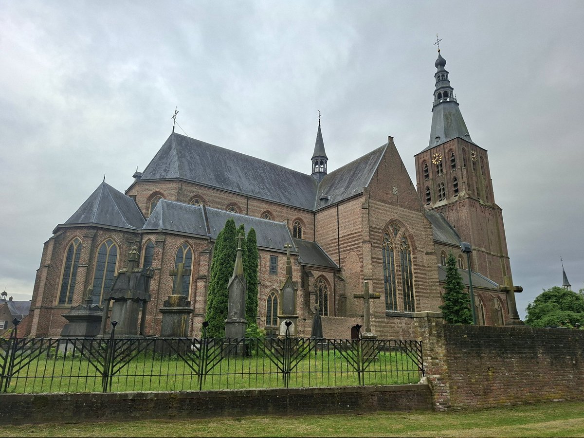 MachielLock's tweet image. #Boxtel, Sint-Petrusbasiliek (gebouwd 15e/16e eeuw). Aan de voorste linkerpilaar bij het koor zien we een groot Petrusbeeld, terwijl we aan de rechterpilaar een crucifix (beeld waarop de gekruisigde Jezus is bevestigd). Het orgel (1842) in de #basiliek is gebouwd door F.C. Smits.