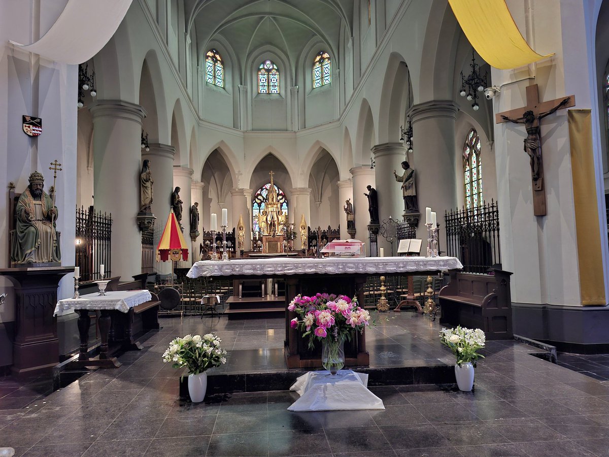 MachielLock's tweet image. #Boxtel, Sint-Petrusbasiliek (gebouwd 15e/16e eeuw). Aan de voorste linkerpilaar bij het koor zien we een groot Petrusbeeld, terwijl we aan de rechterpilaar een crucifix (beeld waarop de gekruisigde Jezus is bevestigd). Het orgel (1842) in de #basiliek is gebouwd door F.C. Smits.