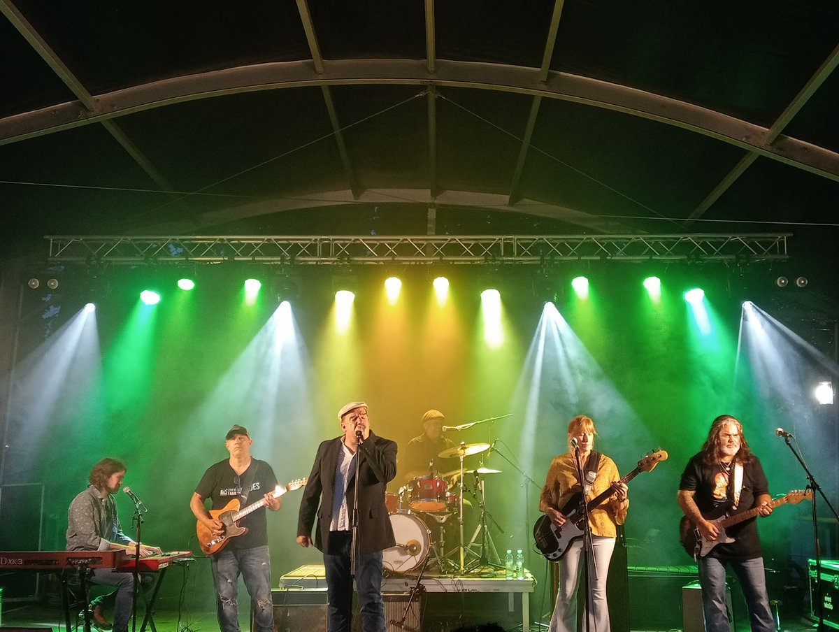 C. Ultrasónicos (@ultrasonicos1) on Twitter photo A pesar de la fuerte lluvia caída en el segundo de los conciertos, <a href="/ChrisOLeary/">Chris O'Leary</a> Band, la edición número 19 del Sanbar Blues Fest se desarrolló con normalidad y con grandes conciertos y varias sorpresas.
lc.cx/JOxfBw A pesar de la fuerte lluvia caída en el segundo de los conciertos, <a href="/ChrisOLeary/">Chris O'Leary</a> Band, la edición número 19 del Sanbar Blues Fest se desarrolló con normalidad y con grandes conciertos y varias sorpresas.
lc.cx/JOxfBw