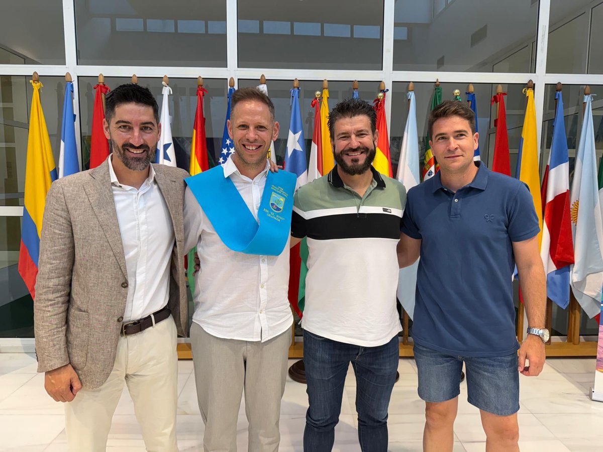 El mejor entrenador actual Granadino. Don <a href="/Estevez_Fer/">Fernando Estévez</a> GRACIAS por tu implicación, cariño, profesionalidad y sapiencia. Tus cuentos antes de salir al verde, tú tareas, tú música o tu forma de atacar
La Familia Loja