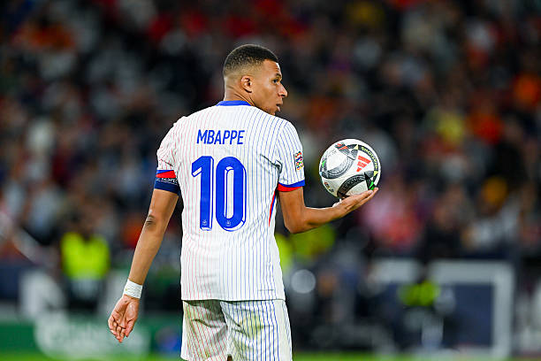 🚨📊 Kylian Mbappé contre l'Espagne ce soir :

• 1 but
• 1 passe décisive
• 1 penalty obtenu
• 2 occasions créées
• 5 tirs (dont 3 cadrés)
• 3 dribbles réussis
• 5/7 duels gagnés
• Note de 8,9

Excellente performance malgré la défaite. 🌟