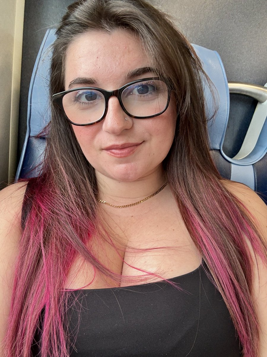 happy pride from your favorite pink haired queer 🩷🏳️‍🌈