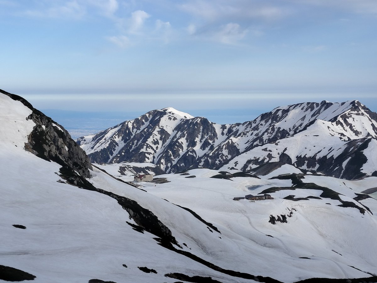 おはようございます☀
6/6 6:10現在、玄関の温度計は4℃。
相変わらず風は強いですが、巻雲がとても綺麗で富山平野が良く見えています。

今日も良い一日をお過ごしください！