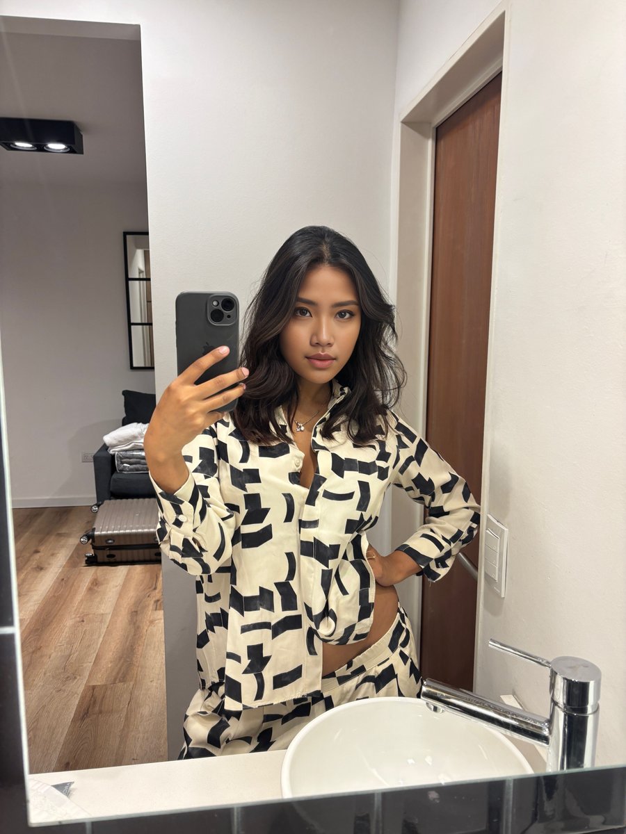 sweet__celina's tweet photo. Time for mama to put you to bed🥰😘

(How's my jammie game?🤔)

#pajamas #pajamasSet #bedtime #tuckmein https://t.co/CAt7hnQVK1